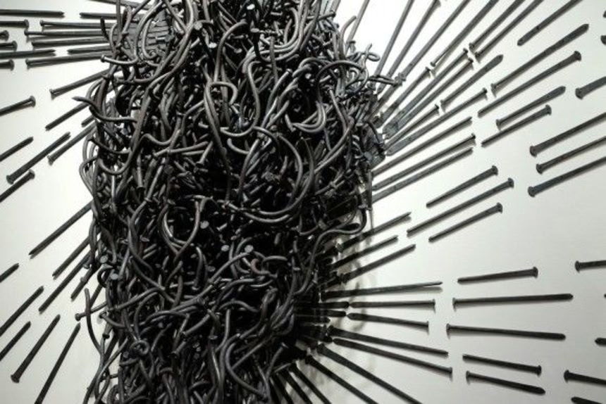 本能的にヤバさを感じる。大量の釘を曲げて有機的に造作された彫刻