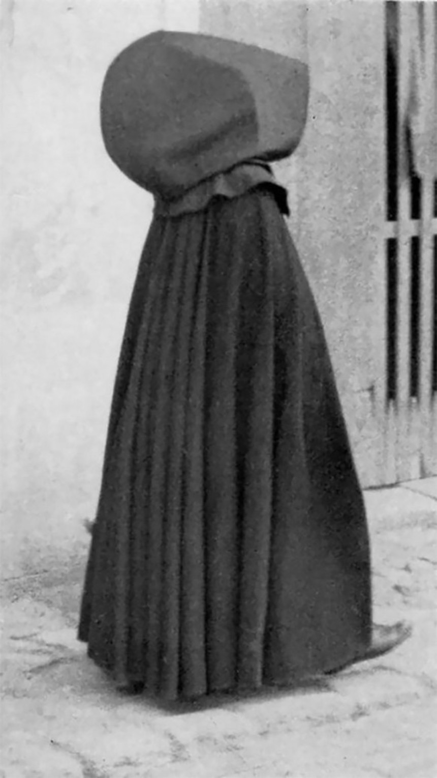 伝統的な衣装のモノクロ写真 約100年前に撮影された世界22カ国の民族衣装に身を包む少女たちの貴重