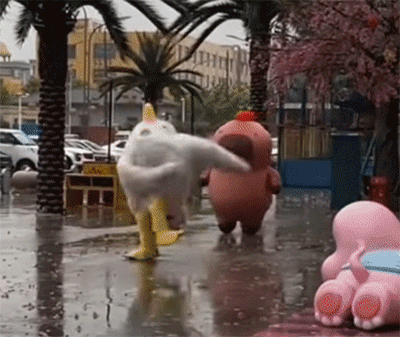 着ぐるみをきたガチョウが着ぐるみカピバラが転んだのを助けようとするも、またすってんころりん。