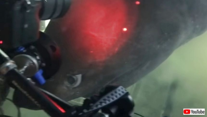 巨大な深海サメ「カグラザメ」が口を開けて潜水艇に超絶接近する恐怖の