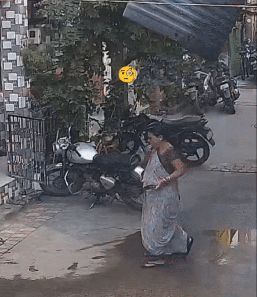 リンゴを食べながら歩いていた女性に貯水タンクが上空から落下し、体を包み込む様子
