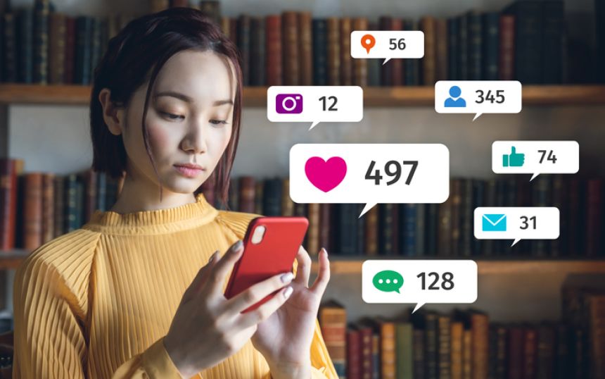 SNSをチェックする女性の画像