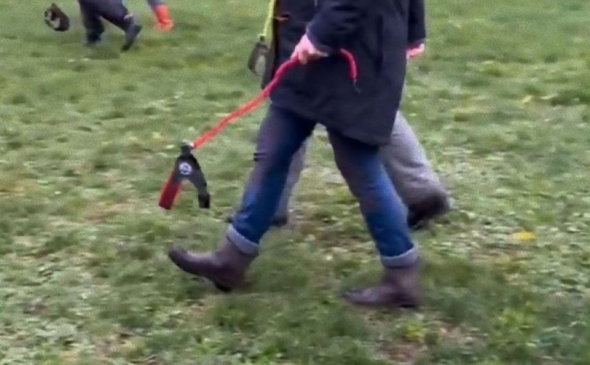 目には見えない架空の犬を訓練するドイツの人々の映像が話題に。その実態は？