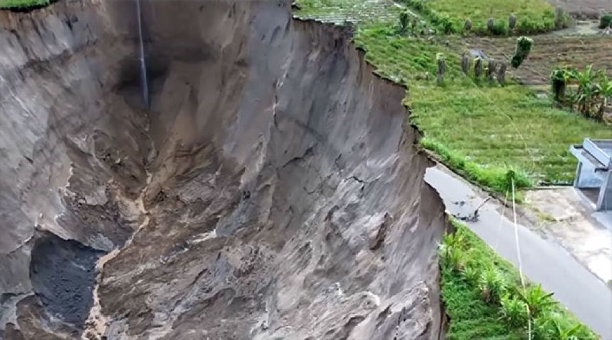 インドネシアのに巨大な陥没穴が拡大中、地滑りの恐怖が続く