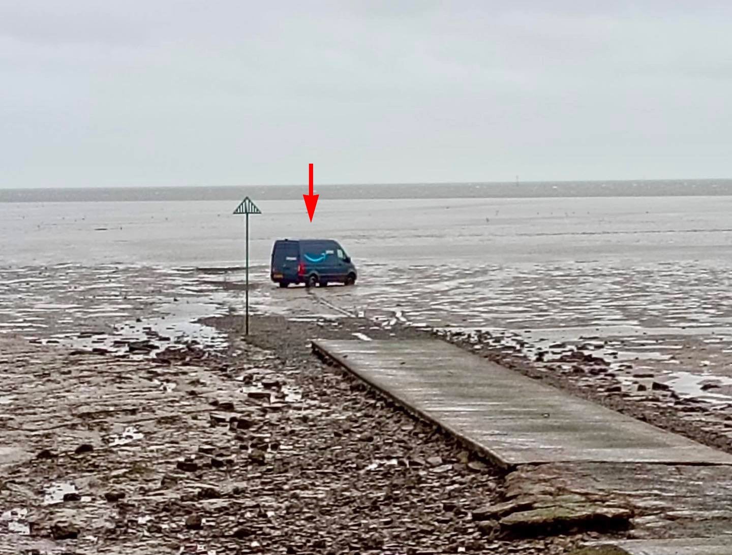 Amazonの配達員がナビに従った結果、配送車を水没させてしまう（イギリス）