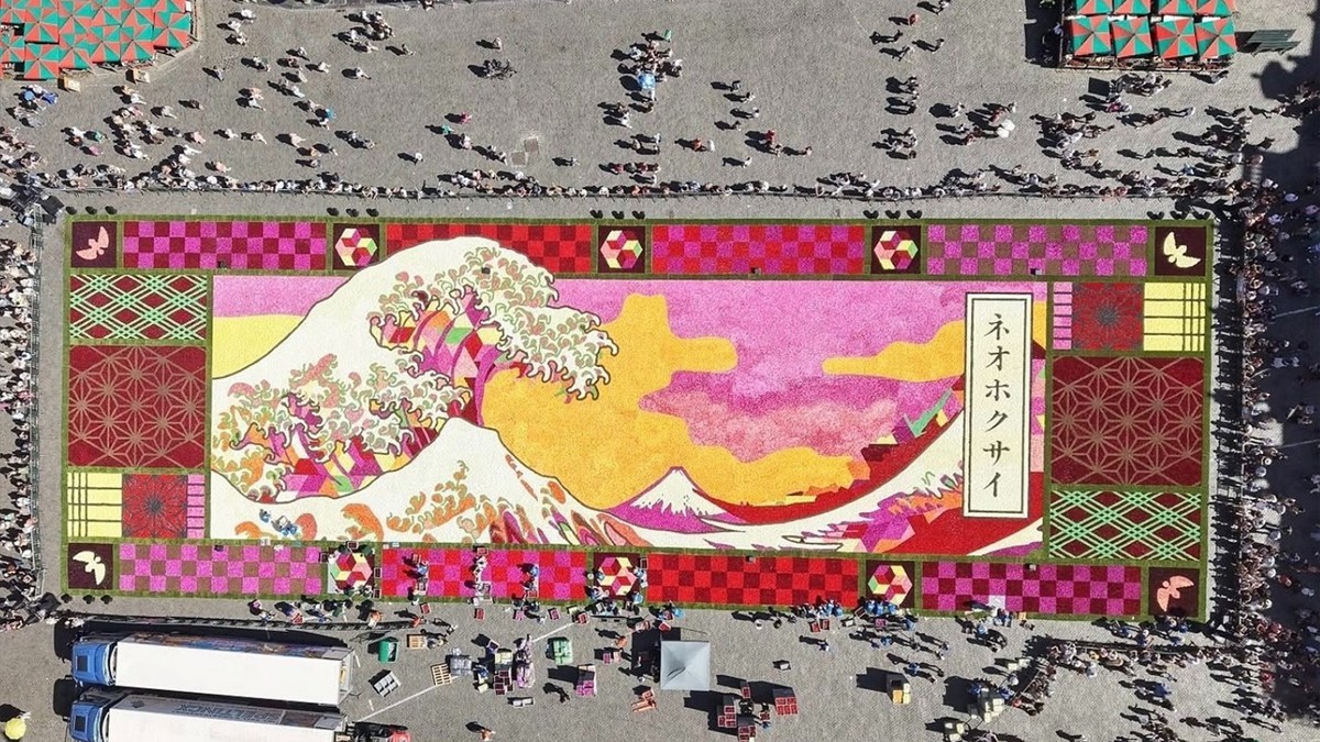 北斎の「神奈川沖浪裏」を70万本の花で表現。世界最大の花の絨毯（ベルギー）